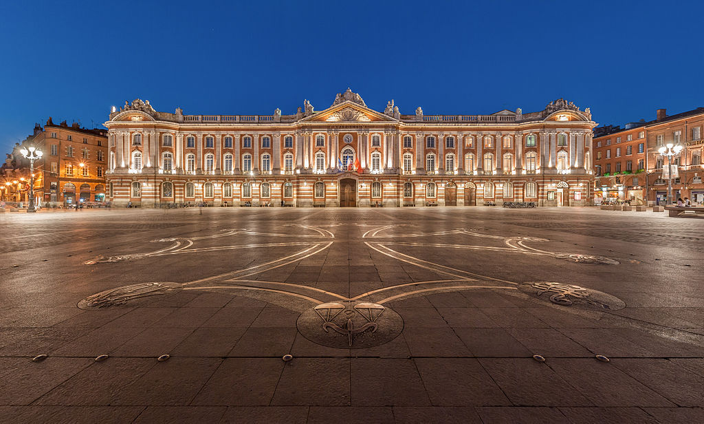 1024px-Toulouse_Capitole_Night_Wikimedia_Commons